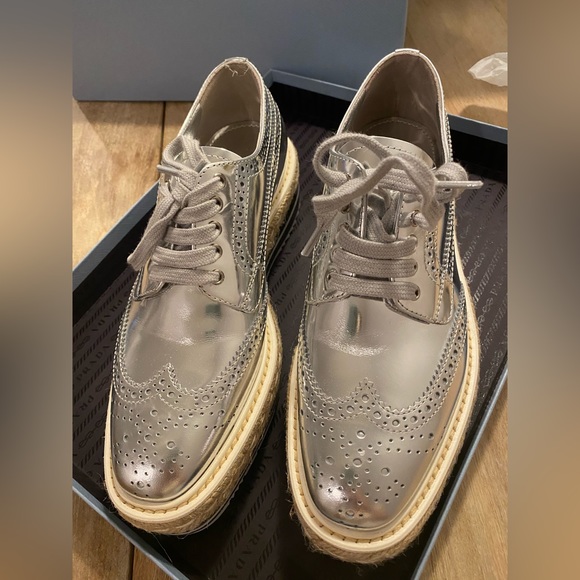 Prada - Picture 1 of 5
